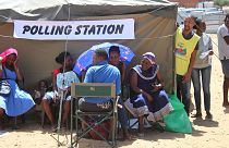ناميبيون يصطفون للإدلاء بأصواتهم في مركز اقتراع بالقرب من ويندهوك، ناميبيا.