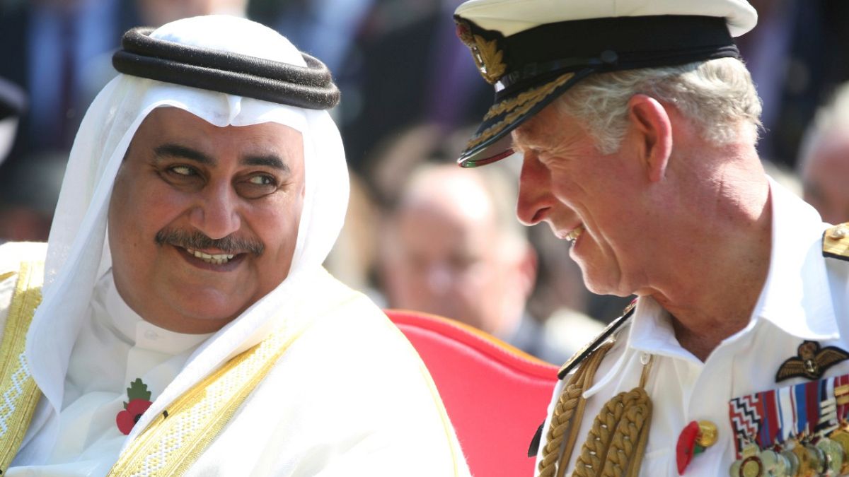 Bahreyn Dışişleri Bakanı Khalid bin Ahmed Al Khalifa (solda), İngiltere kraliyet tahtı varisi Prens Charles (sağda)