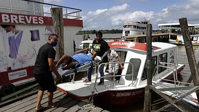 Ohne Masken- oder sonstigen Schutz: Transport eines Covid-19-Patienten in Breves auf der brasilianischen Insel Marajo