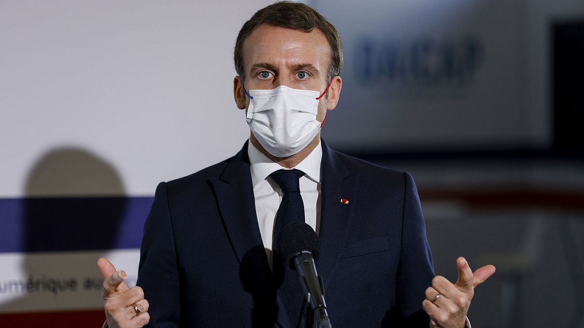 Fransa Cumhurbaşkanı Emmanuel Macron, ülkesinde özgürlüklerin kısıtlandığı eleştirilerini reddetti.
