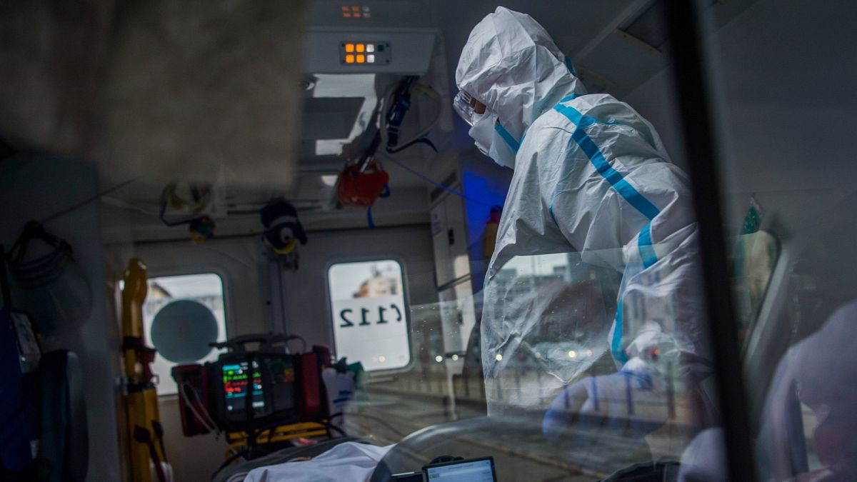 Mobil intenzív mentőegység egy koronavírussal fertőzött, lélegeztetett beteget szállít Budapesten