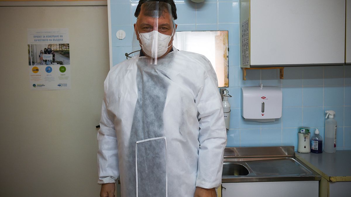 طبيب بلغاري متخصص في علم الأوبئة في صوفيا 