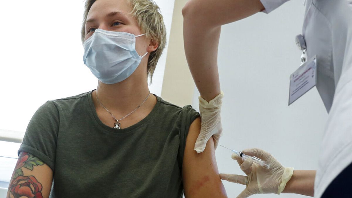 Una trabajadora sanitaria rusa recibe una de las primeras dosis de la vacuna Sputnik V el pasado sábado