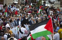 فلسطينيون يلوحون بالأعلام احتجاجاً على تطبيع العلاقات بين الإمارات العربية المتحدة والبحرين مع إسرائيل، رام الله بالضفة الغربية