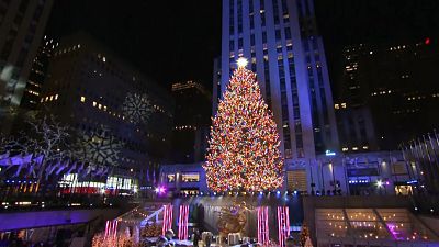 شاهد: أشجار الميلاد من نيويورك إلى بيروت تزين الساحات رغم كورونا