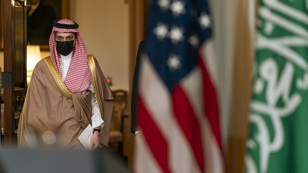 السعودية نيوز |
وزير الخارجية السعودي: يجب التشاور مع دول الخليج بشأن أي اتفاق نووي بين واشنطن وطهران
السعودية نيوز |
وزير الخارجية السعودي: يجب التشاور مع دول الخليج بشأن أي اتفاق نووي بين واشنطن وطهران