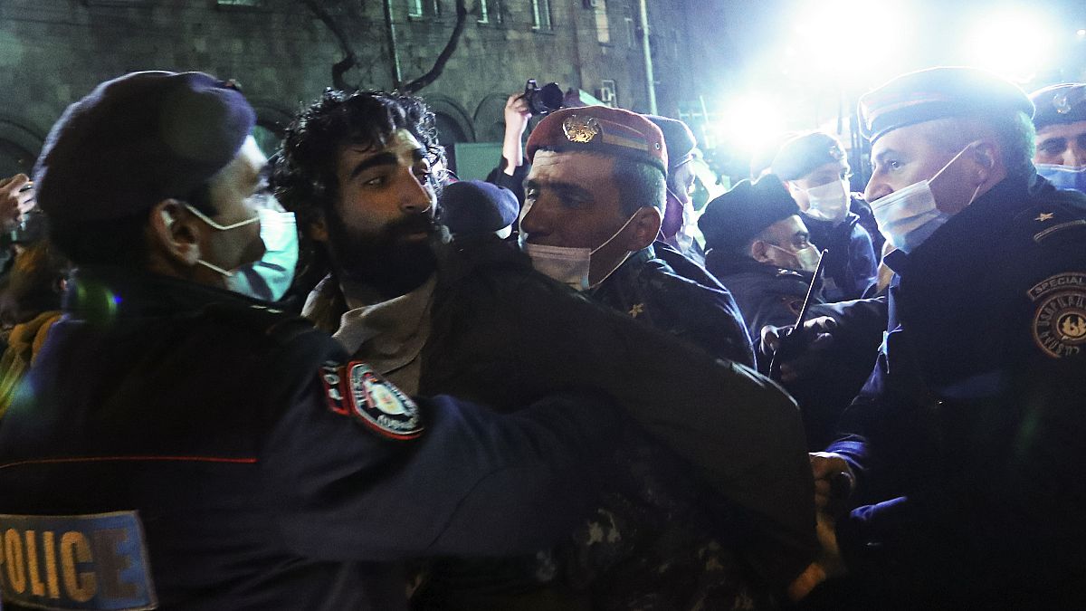ضابط أرمني يعتقل متظاهراً يطالب باستقالة رئيس الوزراء 