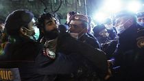 ضابط أرمني يعتقل متظاهراً يطالب باستقالة رئيس الوزراء