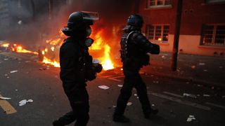 Fransa'nın başkenti Paris'te hükümetin uygulamak istediği yeni genel güvenlik yasa tasarısı ve polis şiddetine karşı gösteri yapan eylemcilere güvenlik güçleri müdahale etti