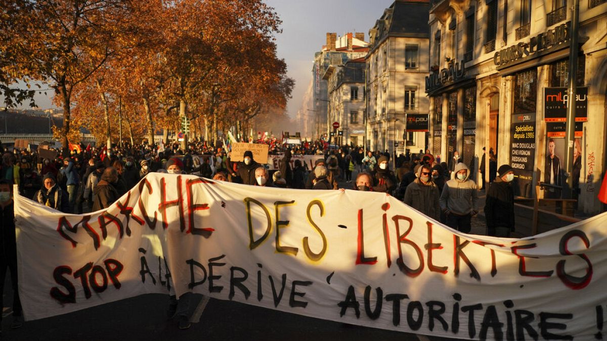 Des manifestants tenant une banderole à Lyon lors de la manifestation contre la proposition de loi "sécurité globale" samedi 5 décembre 2020.