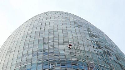 شاهد: شاب إنجليزي  يتسلّق برج أغبار (144 متراً) في برشلونة من دون معدات للحماية