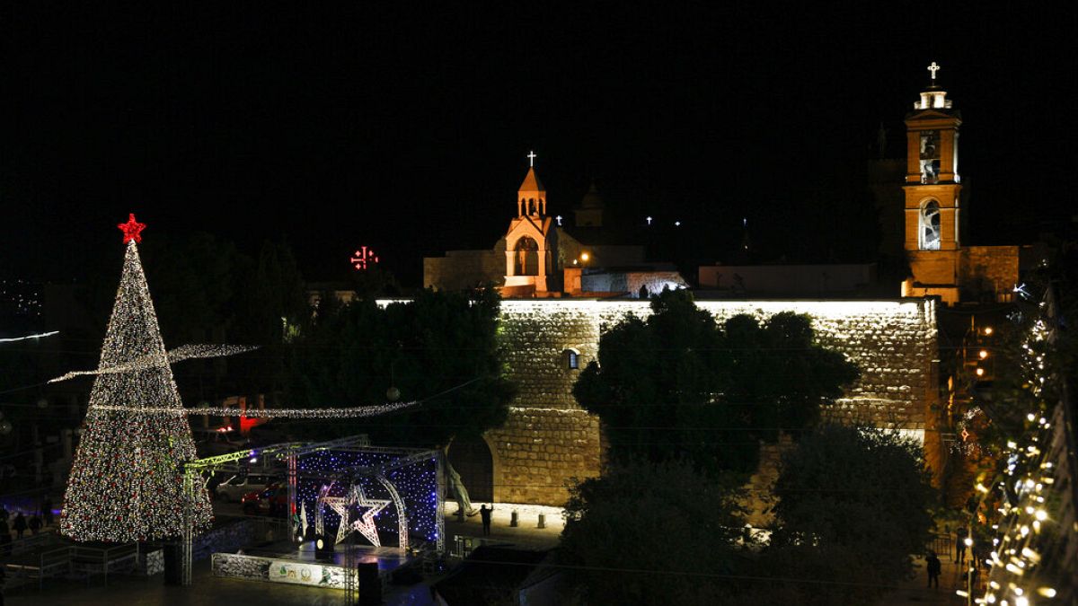 Illumination, sans public, de l'arbre de Noël à Bethléem, en Cisjordanie, le 5 décembre 2020