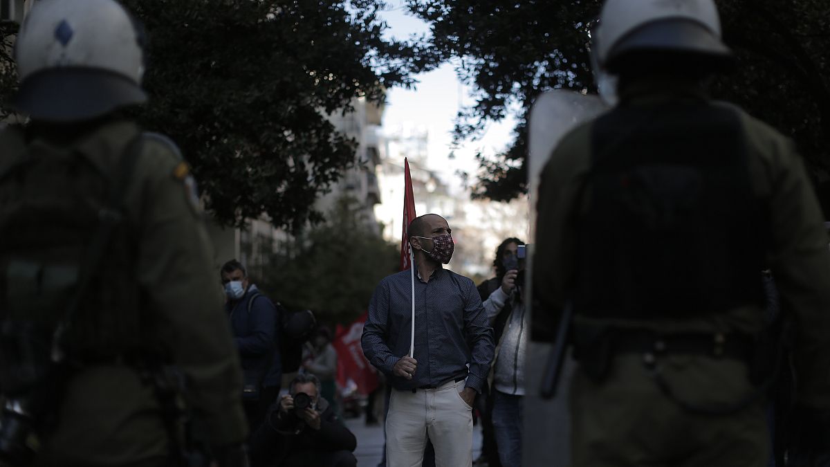 Διαδηλωτές συμμετέχουν σε παράσταση διαμαρτυρίας στο πλαίσιο των δράσεων για την επέτειο της δολοφονίας του δεκαπεντάχρονου Αλέξη Γρηγορόπουλο