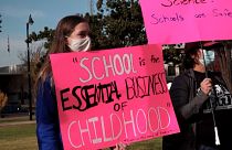 شاهد: أميركيون يتظاهرون مطالبين بإعادة فتح المدارس المغلقة منذ آذار/مارس الماضي