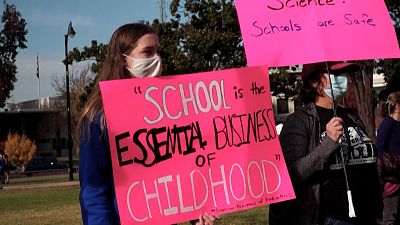 شاهد: أميركيون يتظاهرون مطالبين بإعادة فتح المدارس المغلقة منذ آذار/مارس الماضي