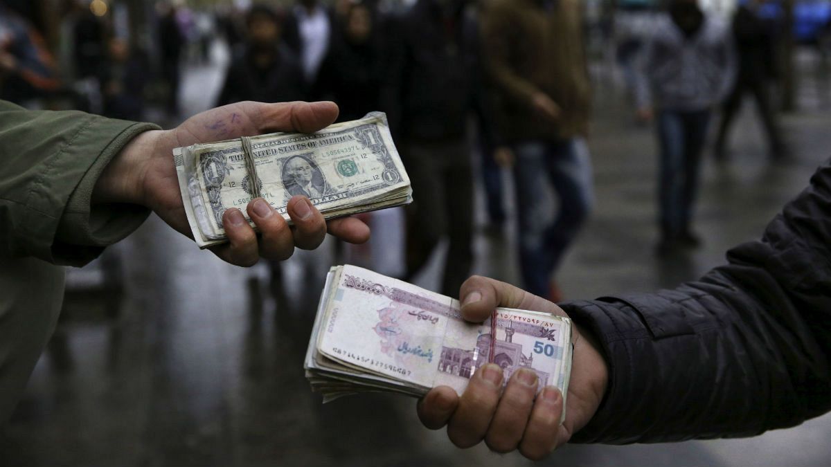 دستفروشی دلار در بازار تهران