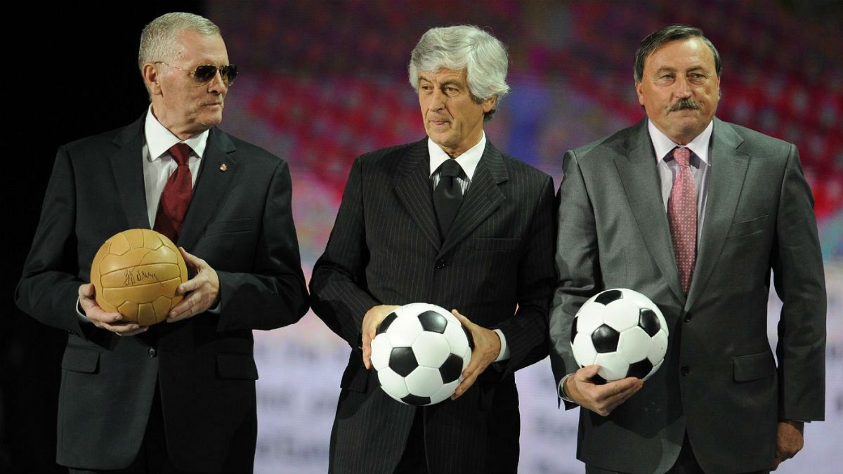 ویکتور پوندلنیک(سمت چپ) در کنار جیانی ریورا و آنتونین پاننکا اسطوره‌های فوتبال ایتالیا و جمهوری چک