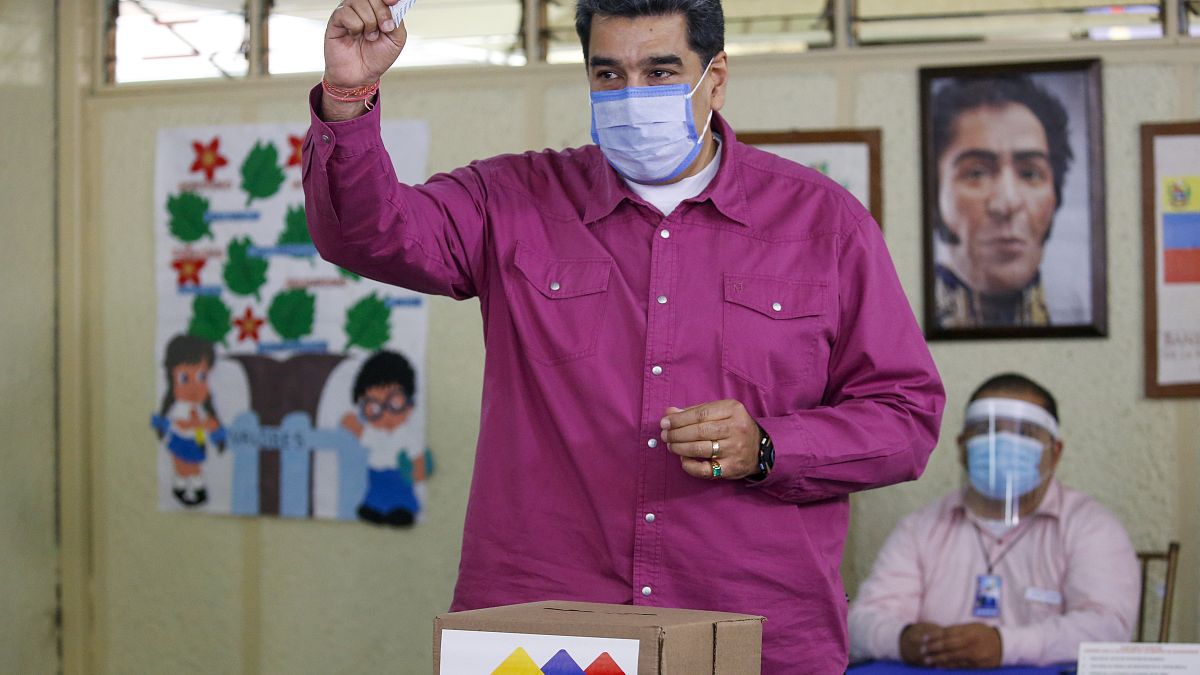 Nicolás Maduro vota en las elecciones legislativas del 6 de diciembre