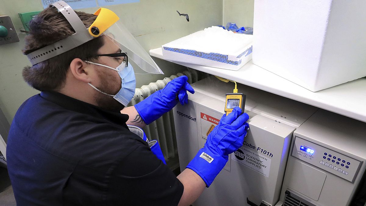 Un empleado del hospital británico de Croydon verifica la temperatura del congelador con las vacunas