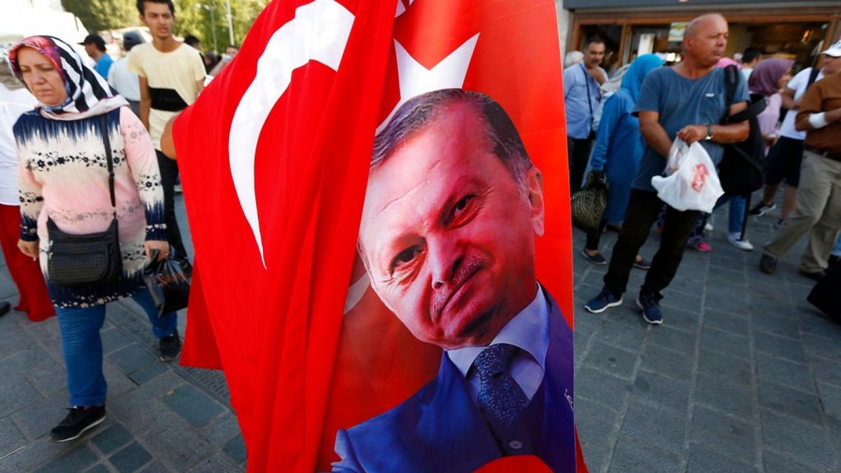 فروش پرچم ترکیه با تصویر رجب طیب اردوغان در استانبول