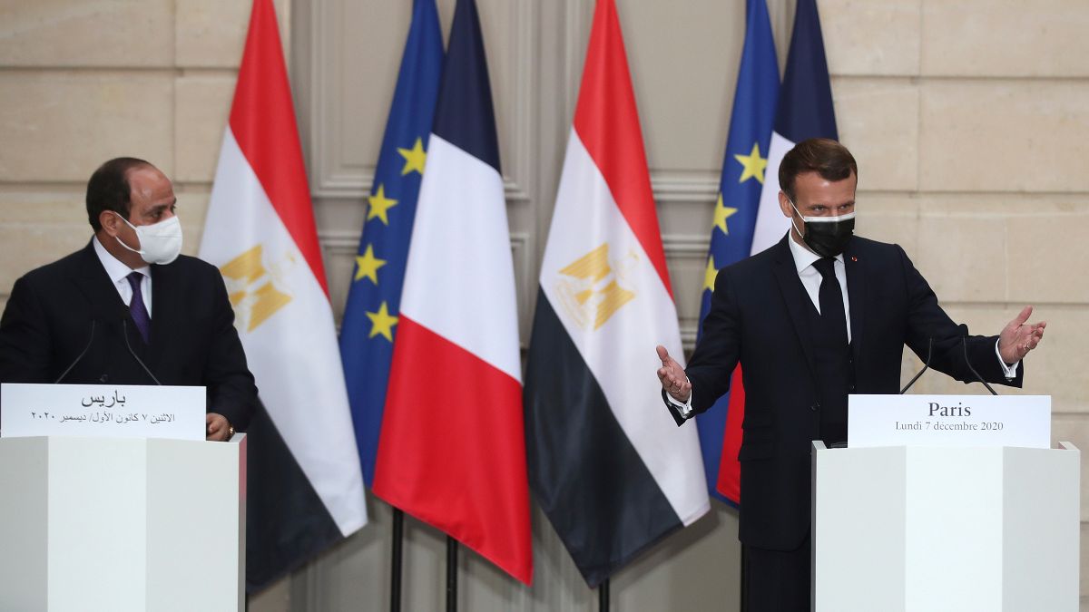 Abdel Fattah al-Sissi ouve as palavras de Emanuel Macron no Palácio do Eliseu