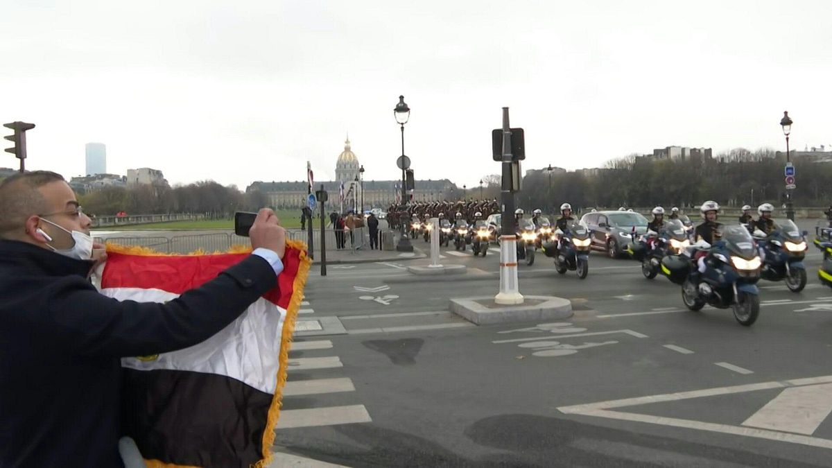 الحرس الجمهوري يرافق السيسي المصري خلال زيارة دولة فرنسية