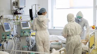 Ápolók beteget látnak el a Jósa András Oktatókórház COVID-intenzív osztályán Nyíregyházán 2020. november 25-én.