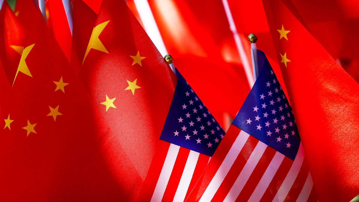 الأعلام الأمريكية جنبًا إلى جنب مع الأعلام الصينية خلال قمة تريشاو في بكين.
