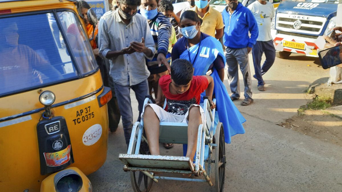 Hindistan'da ortaya çıkan gizemli hastalık sebebiyle 300 kişi sağlık kurumlarına akın etti.