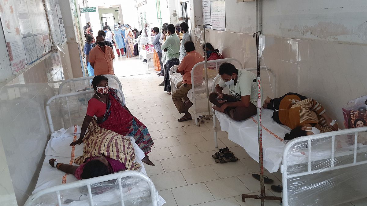 Des patients dans un hôpital gouvernemental du district d'Eluru, dans l'État d'Andhra Pradesh, en Inde, le dimanche 6 décembre 2020.