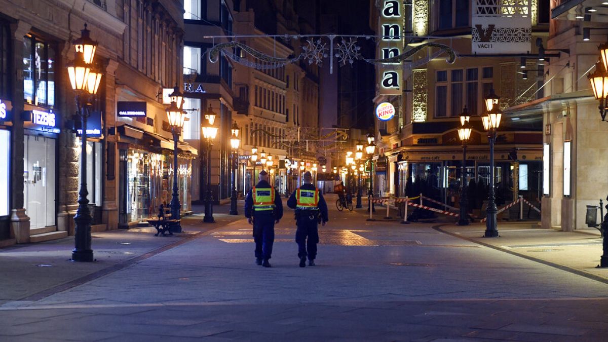 Járőröző rendőrök a Váci utcában éjszaka 