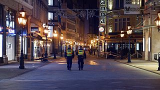 Járőröző rendőrök a Váci utcában éjszaka