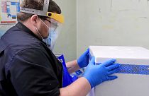 Farmacêutico prepara armazenamento da vacina Pfizer/BioNTech no Hospital de Croydon