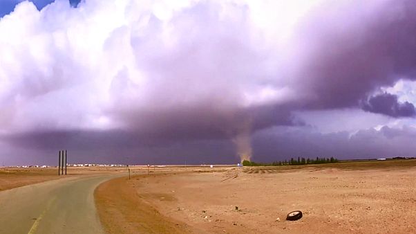 السعودية نيوز | 
    شاهد: ظاهرة مناخية غريبة تجتاح السعودية نتيجة تفاعلات طبيعية في السحب
