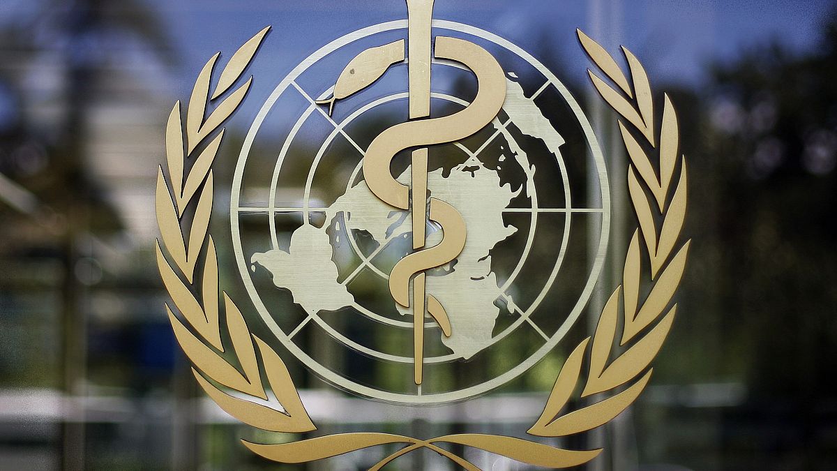 شعار منظمة الصحة العالمية على مقر المؤسسة الأممية في مدينة جنبف السويسرية. 2009/06/11