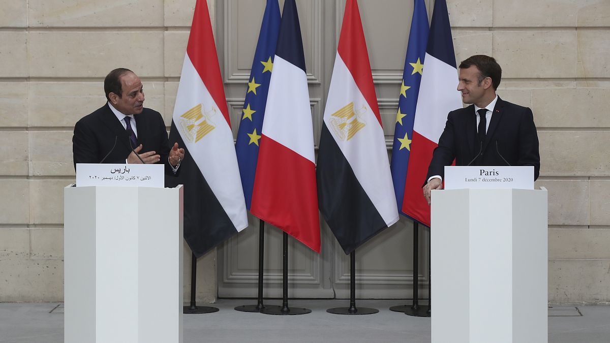 الرئيس الفرنسي إيمانويل ماكرون (على اليمين) إلى جانب نظيره المصري عبد الفتاح السيسي خلال مرتمر صحفي في باريس. 2020/12/07