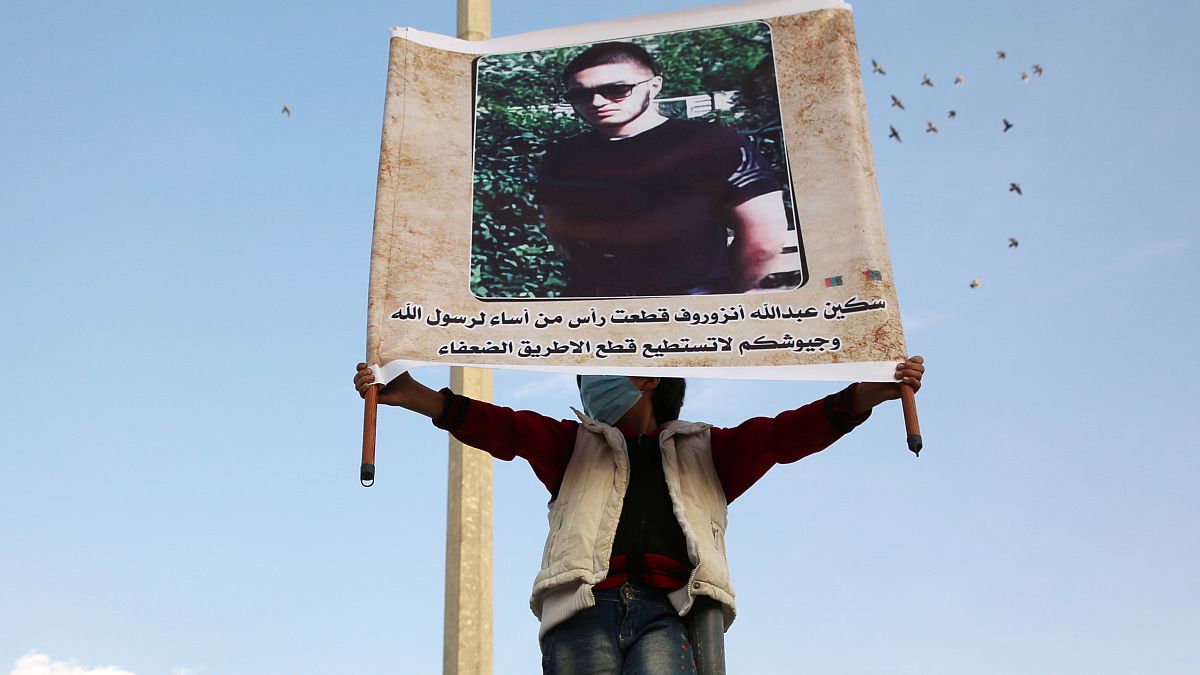 Suriye'nin İdlib şehrinde Abdullah Anzorov portresi taşıyan bir kişi (Arşiv)