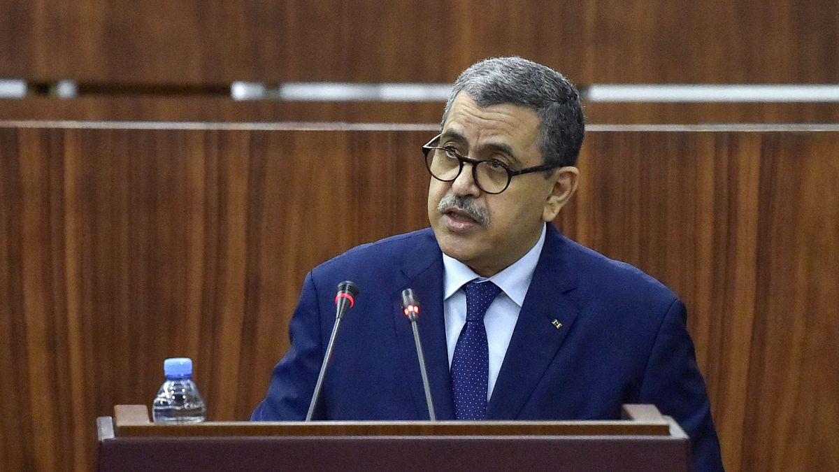 عبد العزيز جراد، رئيس الوزراء الجزائري يلقي كلمة أمام أعضاء البرلمان خلال جلسة تصويت على الإصلاحات القانونية في العاصمة الجزائر. 