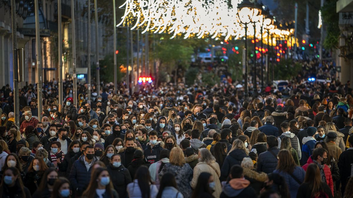 Una multitud de personas con mascarilla camina por una calle en el centro de Barcelona el lunes 7 de diciembre de 2020