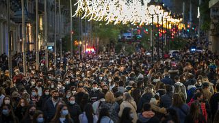 Una multitud de personas con mascarilla camina por una calle en el centro de Barcelona el lunes 7 de diciembre de 2020