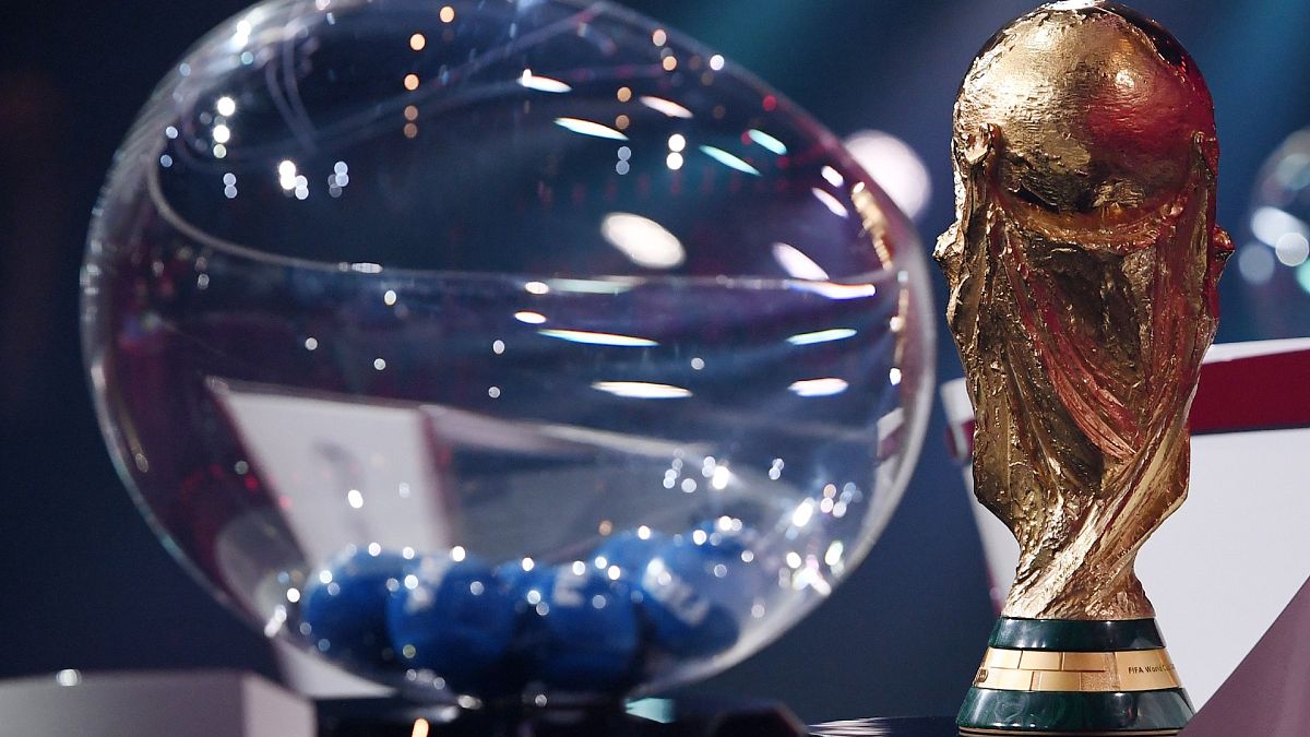 Le trophée de la Coupe du monde de football, le 7 décembre 2020 à Zurich, lors du tirage au sort des groupes des éliminatoires de la zone Europe pour le Mondial 2022