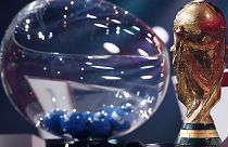 Le trophée de la Coupe du monde de football, le 7 décembre 2020 à Zurich, lors du tirage au sort des groupes des éliminatoires de la zone Europe pour le Mondial 2022