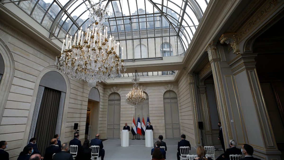 الرئيسان المصري والفرنسي خلال مؤتمر صحافي في باريس. 2020/12/07