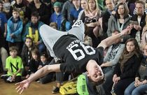 Jonathan Esser se produit lors des championnats allemands de breakdance à Magdebourg, en l'Allemagne, le dimanche 12 mars 2017