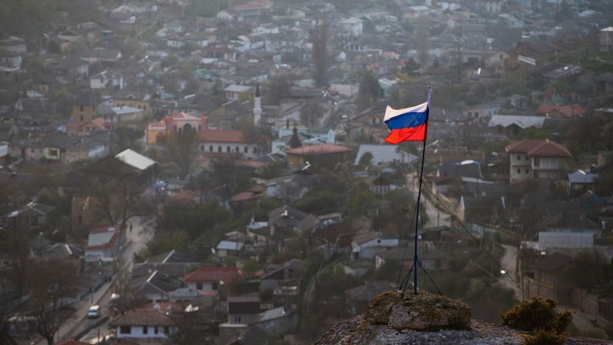 پرچم روسیه بر فراز یکی از شهرهای منطقه کریمه