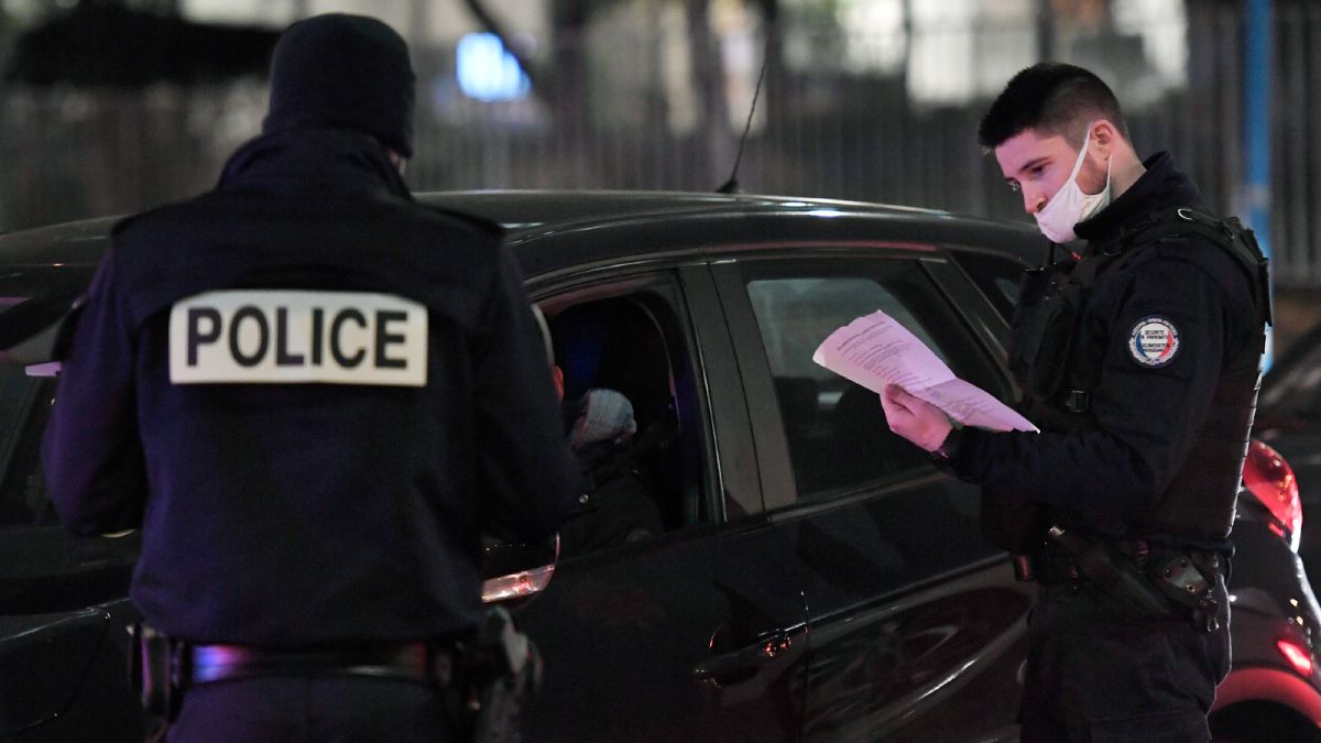 ضباط الشرطة يغلقون شارعًا ويفتشون سائقي السيارات أثناء مشاركتهم في مظاهرة يوم 7 ديسمبر 2020 في باريس