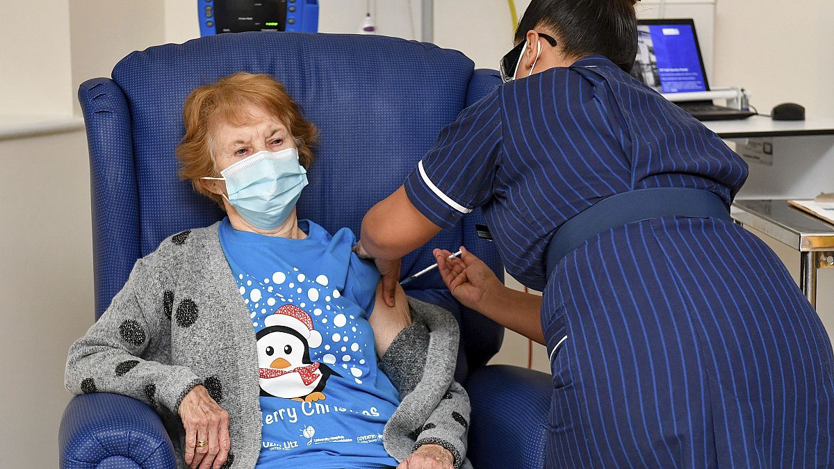 Η Μάργκαρετ Κίναν, μια 90χρονη γιαγιά από τη Βρετανία, έγινε ο πρώτος άνθρωπος στον κόσμο που έκανε το εμβόλιο της Pfizer