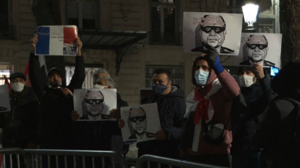 حقوقيون يتظاهرون ضد زيارة الرئيس المصري عبد الفتاح السيسي إلى فرنسا
