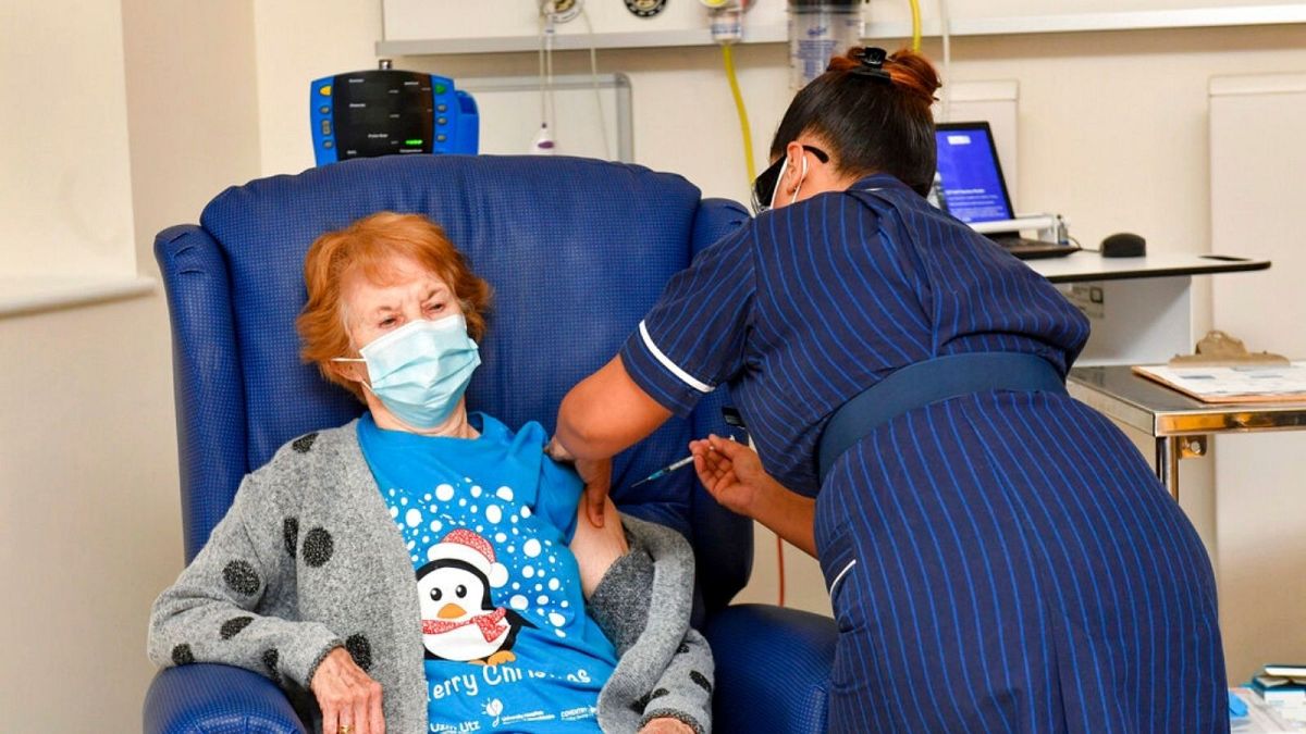 اولین تزریق واکسن کرونا در بریتانیا به یک زن ۹۰ ساله