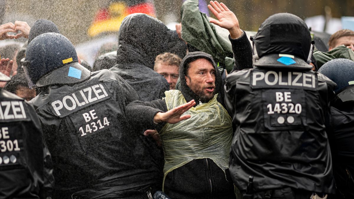 ضباط الشرطة الألمان يحاولون صد المتظاهرين عن الوصول إلى بوابة براندنبورغ في برلين. 